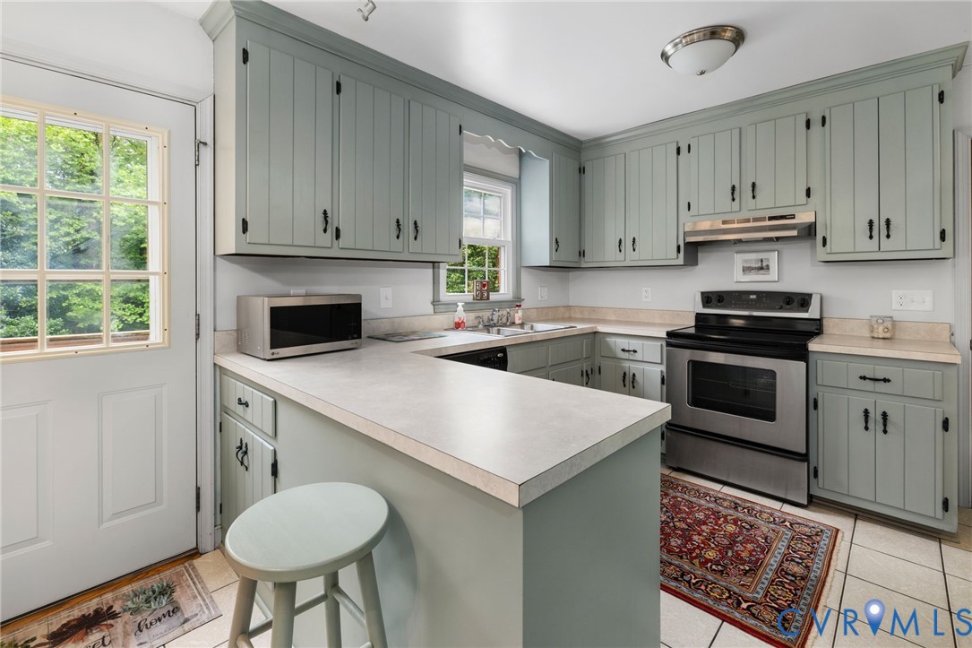10500 Cherylann Road North Chesterfield, VA 23236 - Photo 3 of 23 Great kitchen with peninsula, tiled floor and eat-