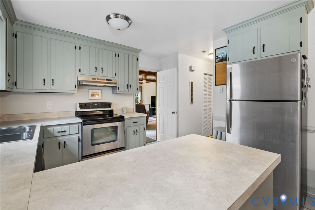 10500 Cherylann Road North Chesterfield, VA 23236 - Photo 9 of 23 Abundant counter space and stainless appliances.