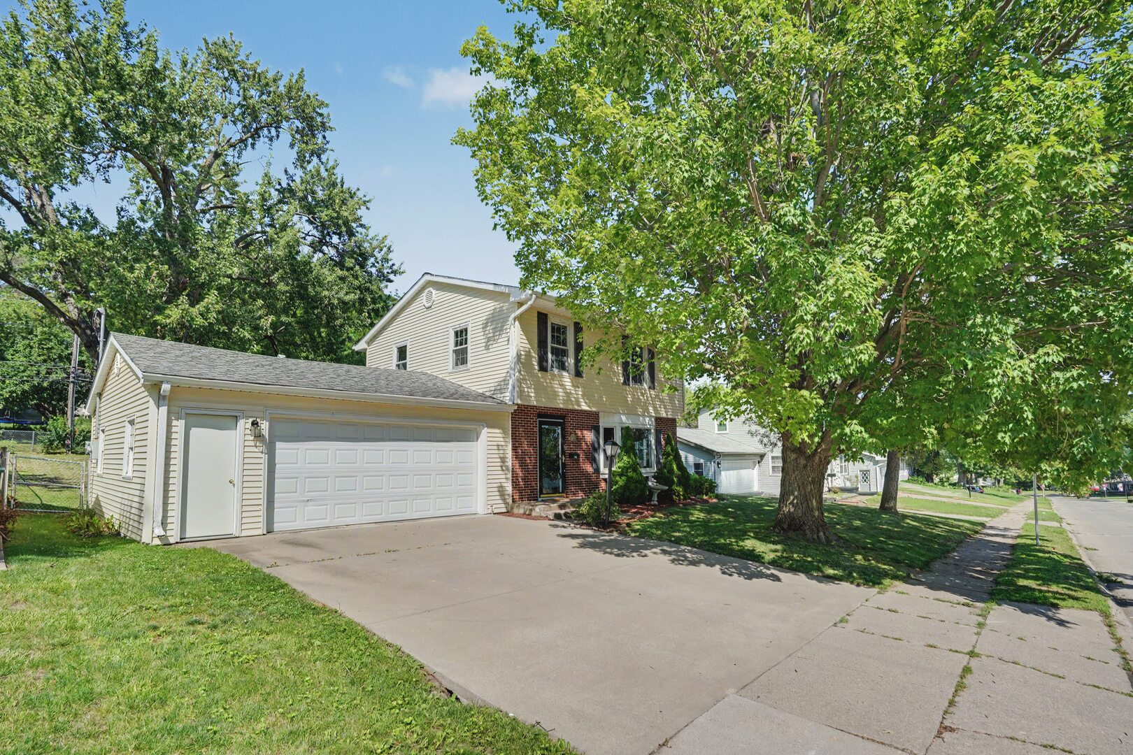 532 Meadowview Drive Clinton, IA 52732 - Photo 2 of 29