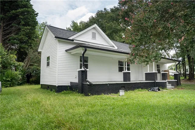 $219,900 | 41 Gosnell Avenue, Inman, SC 29349