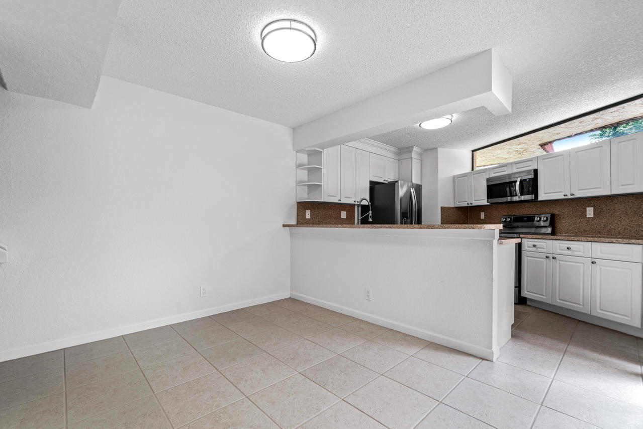 8237 Severn Drive, Unit D Boca Raton, FL 33433 - Photo 5 of 28 010-8237SevernDrive-BocaRaton-FL-33433-S