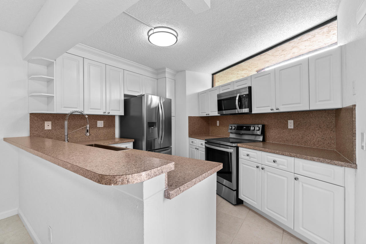 8237 Severn Drive, Unit D Boca Raton, FL 33433 - Photo 7 of 28 012-8237SevernDrive-BocaRaton-FL-33433-S