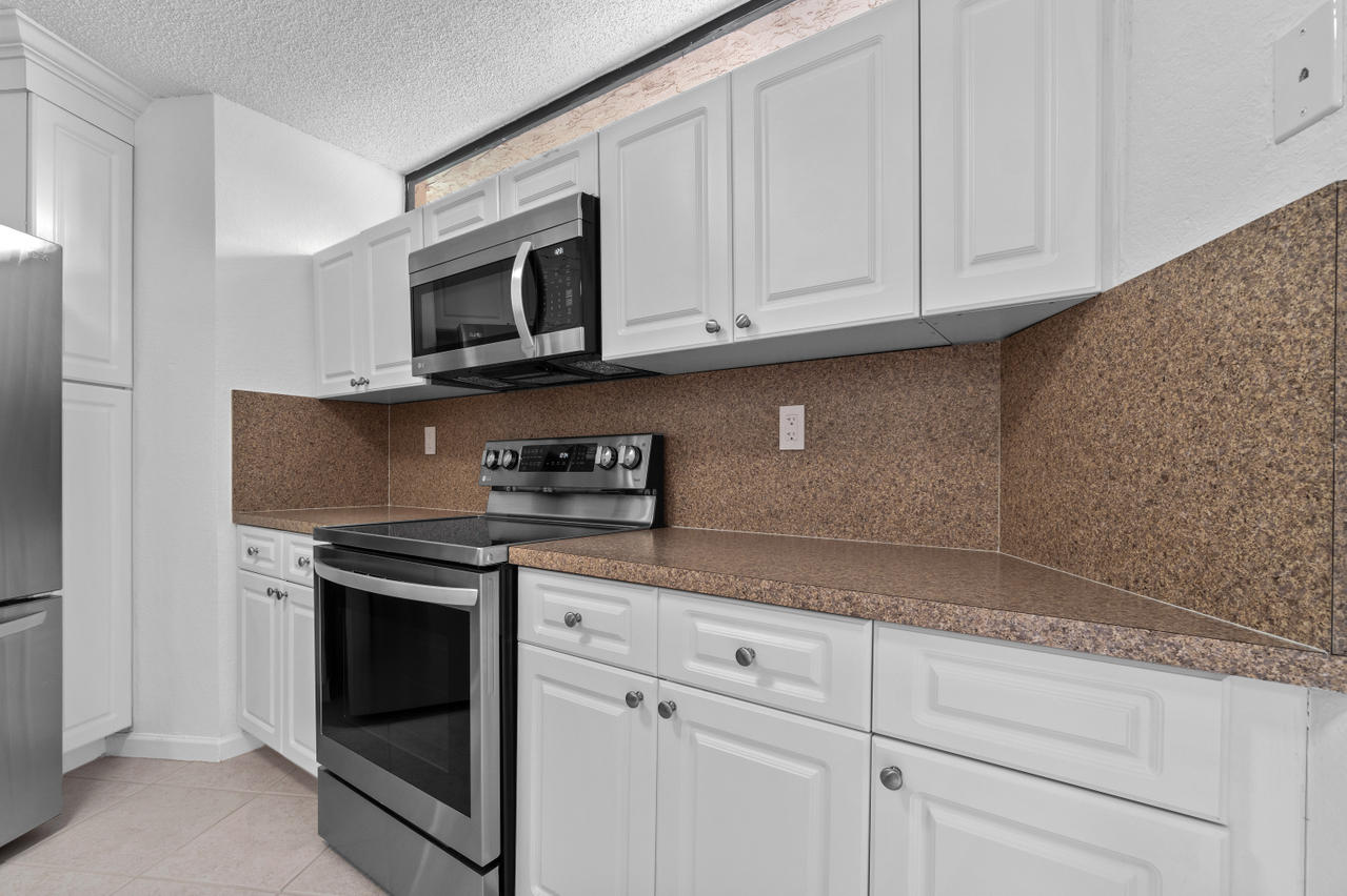8237 Severn Drive, Unit D Boca Raton, FL 33433 - Photo 8 of 28 013-8237SevernDrive-BocaRaton-FL-33433-S