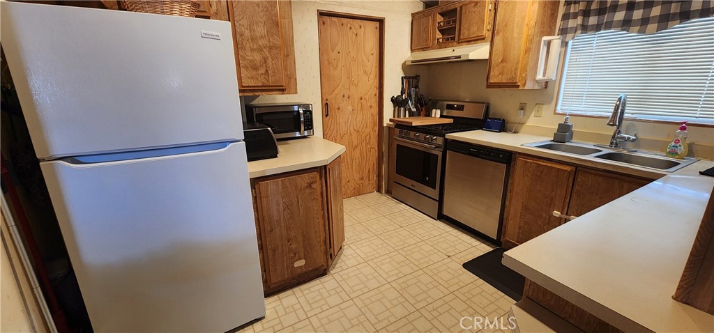 3589 West Wells Road, Unit 99 Blythe, CA 92225 - Photo 3 of 27 a kitchen with a refrigerator a stove and a sink