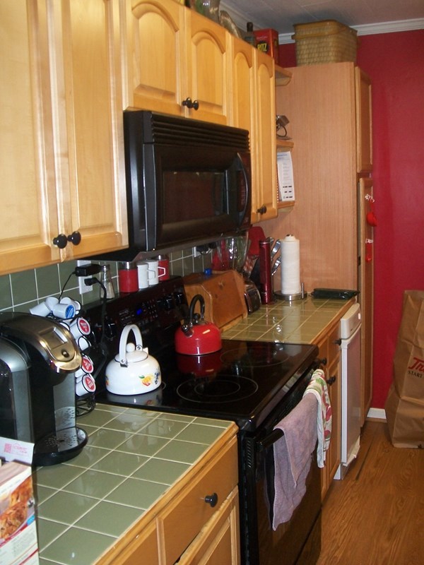 168 Liberty Ridge Drive Gray, GA 31032 - Photo 6 of 22 a kitchen with a stove and a microwave