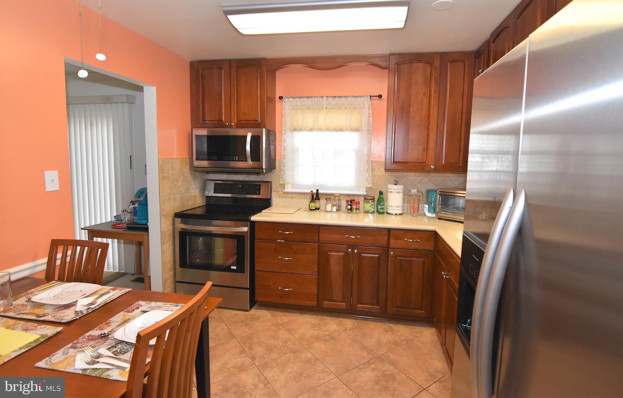 13485 Keytone Road Woodbridge, VA 22193 - Photo 13 of 30 Kitchen with eat in table space