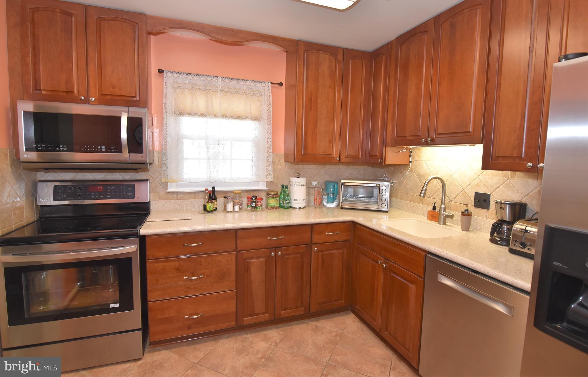 13485 Keytone Road Woodbridge, VA 22193 - Photo 14 of 30 Kitchen new microwave & dishwasher