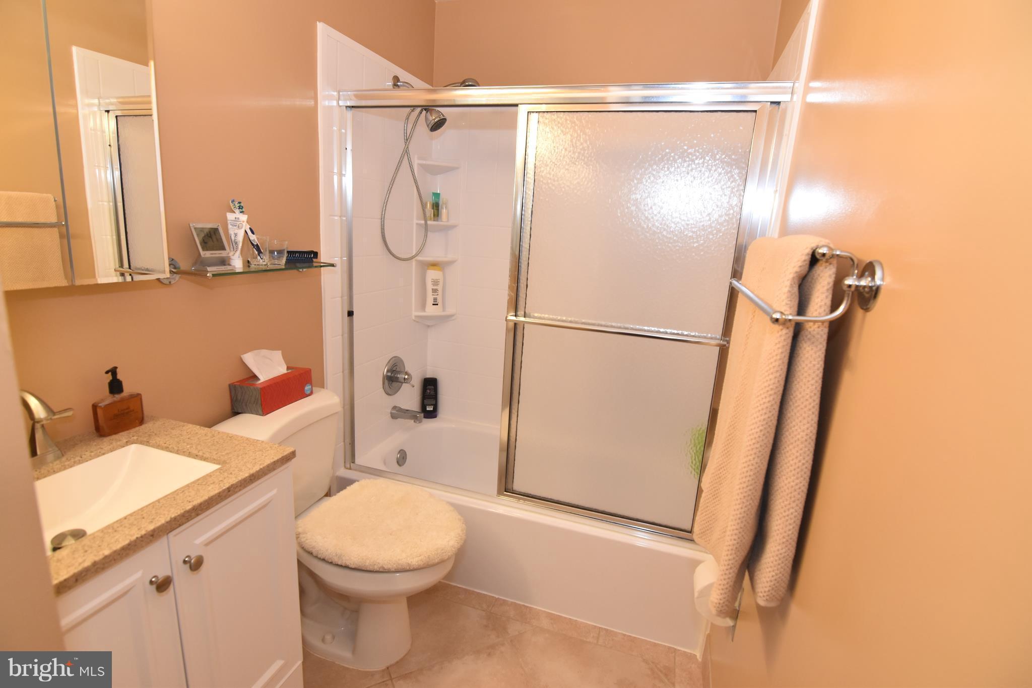 13485 Keytone Road Woodbridge, VA 22193 - Photo 22 of 30 Upper hall way Full Bath