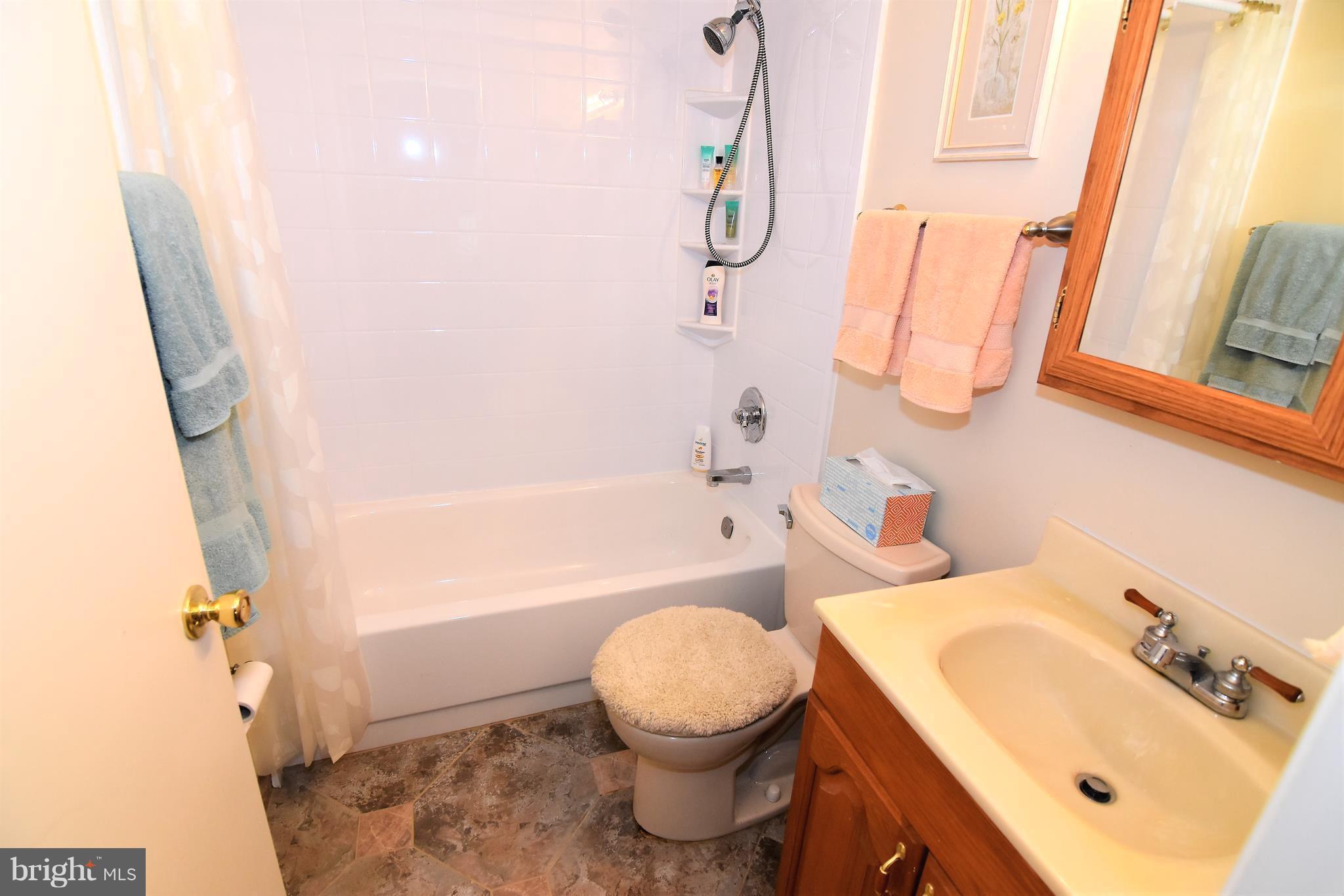 13485 Keytone Road Woodbridge, VA 22193 - Photo 8 of 30 Main level full Bath