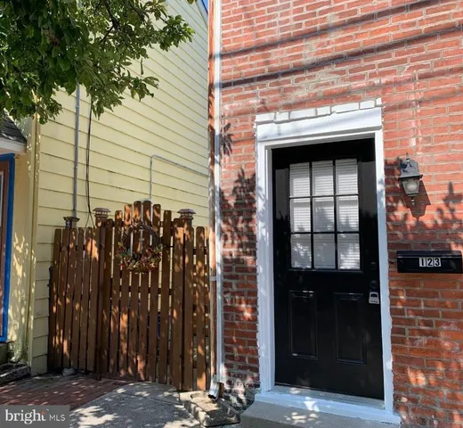 a flower garden is sitting in front of a brick building