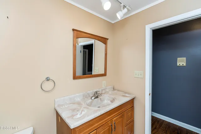 $399,000 | 722 Feura Bush Road, Bethlehem, NY 12054