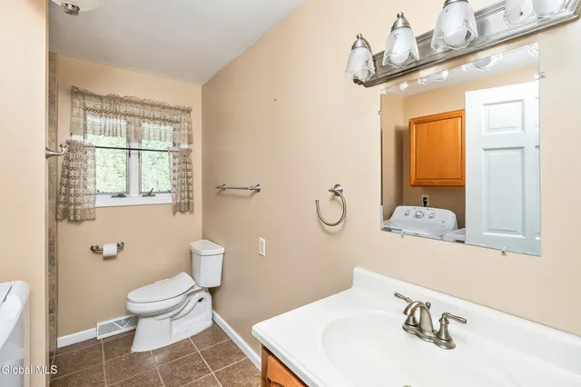 $399,000 | 722 Feura Bush Road, Bethlehem, NY 12054