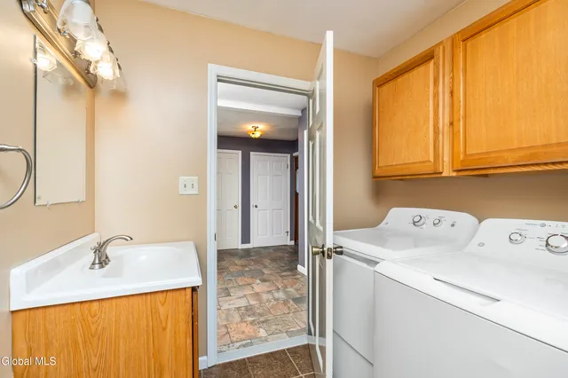 $399,000 | 722 Feura Bush Road, Bethlehem, NY 12054