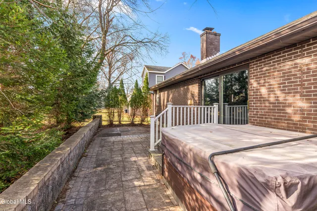 $399,000 | 722 Feura Bush Road, Bethlehem, NY 12054