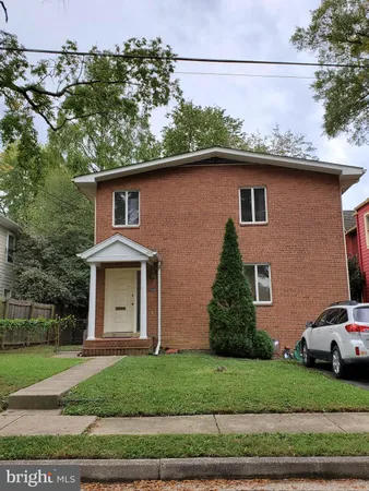 $2,400 | 1034 17th Street South, Arlington, VA 22202