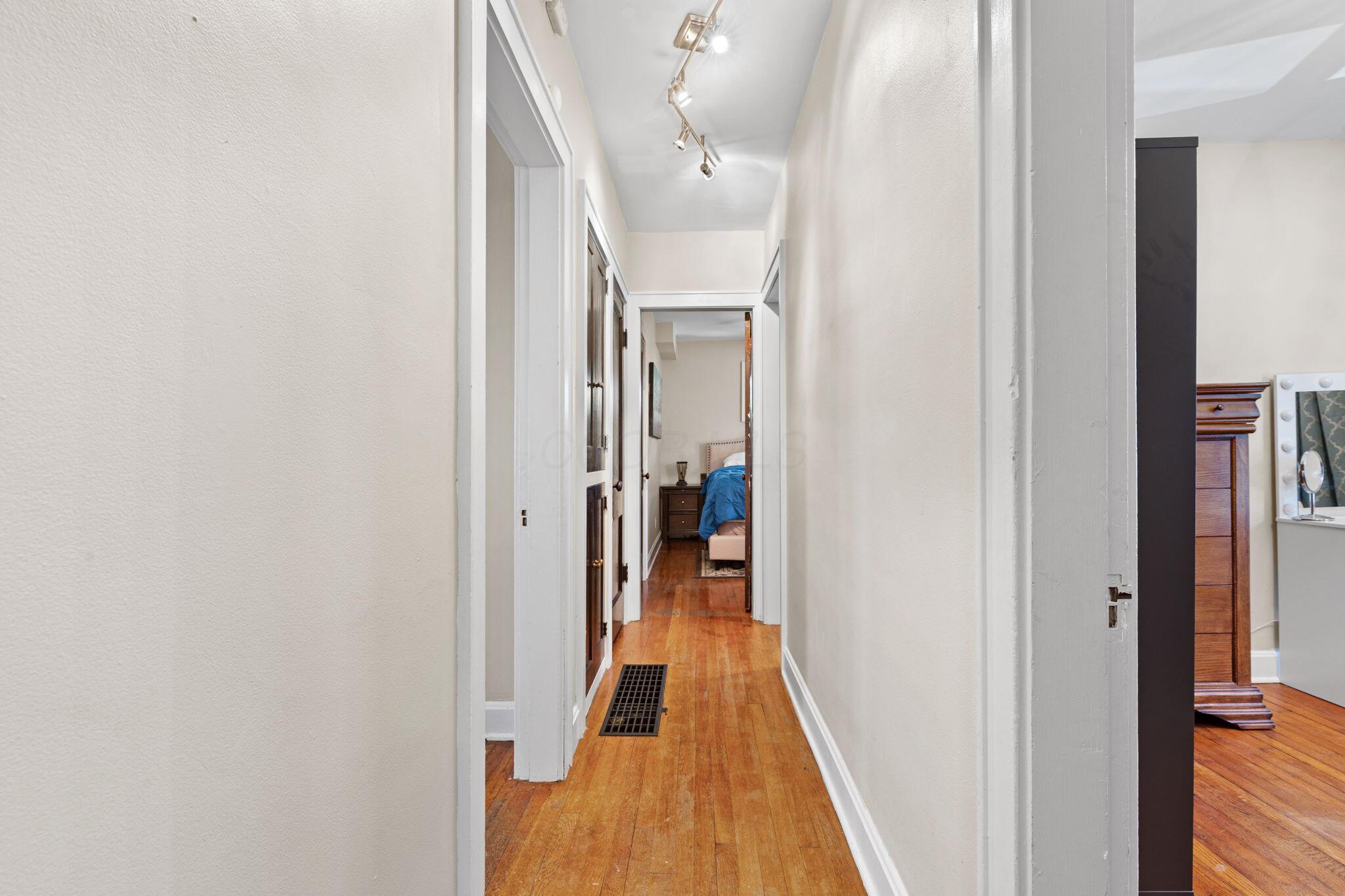684 South Cassingham Road Columbus, OH 43209 - Photo 10 of 39 Hallway