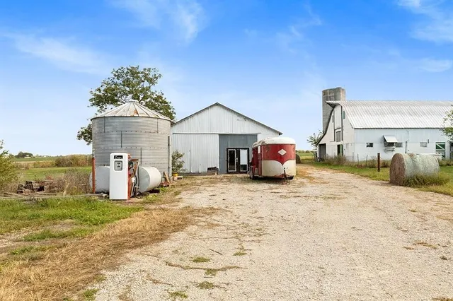 $325,000 | 450 Southeast 70th Lane, Lamar, MO 64759