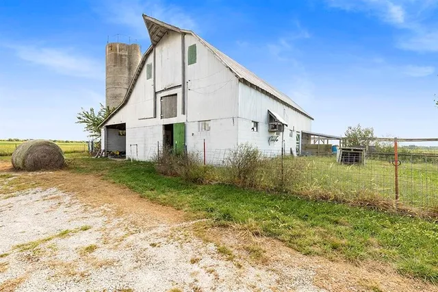 $325,000 | 450 Southeast 70th Lane, Lamar, MO 64759