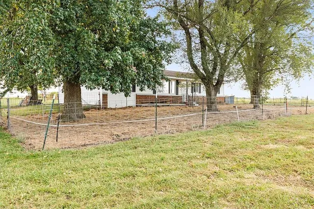 $325,000 | 450 Southeast 70th Lane, Lamar, MO 64759