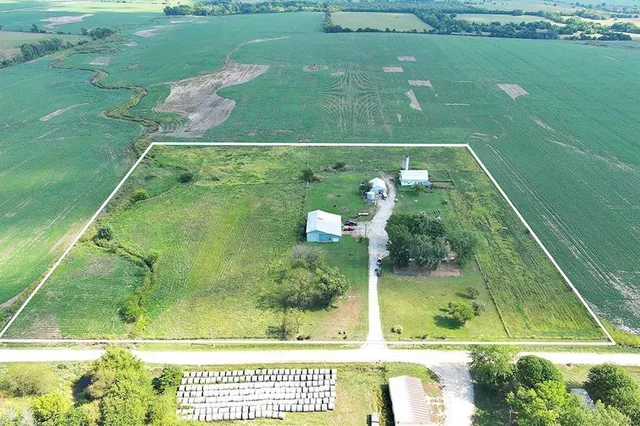 $325,000 | 450 Southeast 70th Lane, Lamar, MO 64759