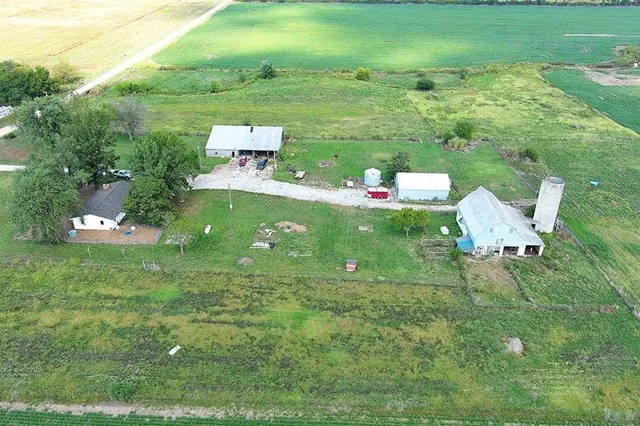 $325,000 | 450 Southeast 70th Lane, Lamar, MO 64759