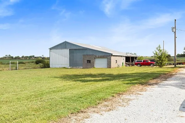 $325,000 | 450 Southeast 70th Lane, Lamar, MO 64759