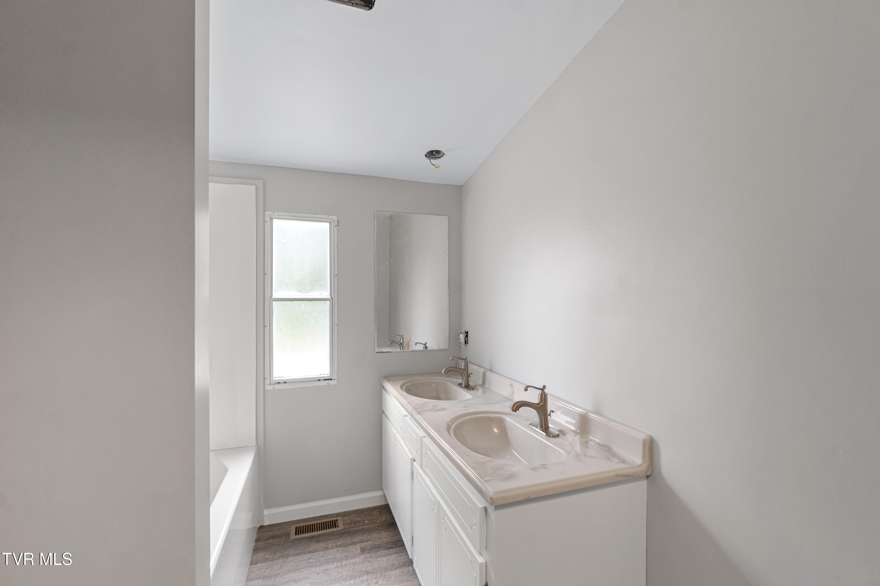 260 Round Knob Road Greeneville, TN 37743 - Photo 25 of 26 Roberts bath