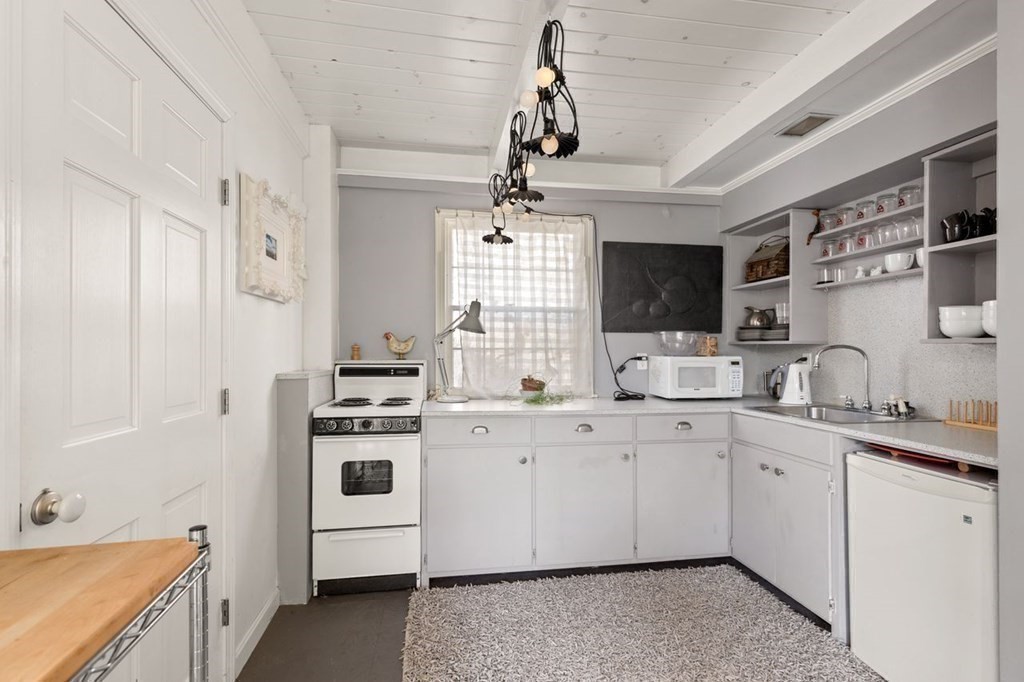 2 Lane Road Gloucester, MA 01930 - Photo 17 of 32