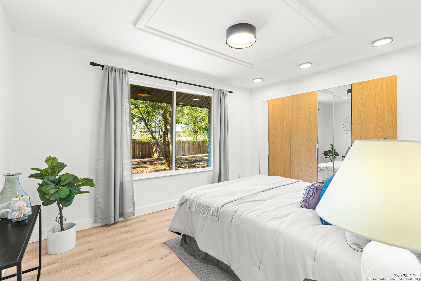 446 Spaceway Drive Windcrest, TX 78239 - Photo 20 of 28 a bedroom with a large bed and a potted plant