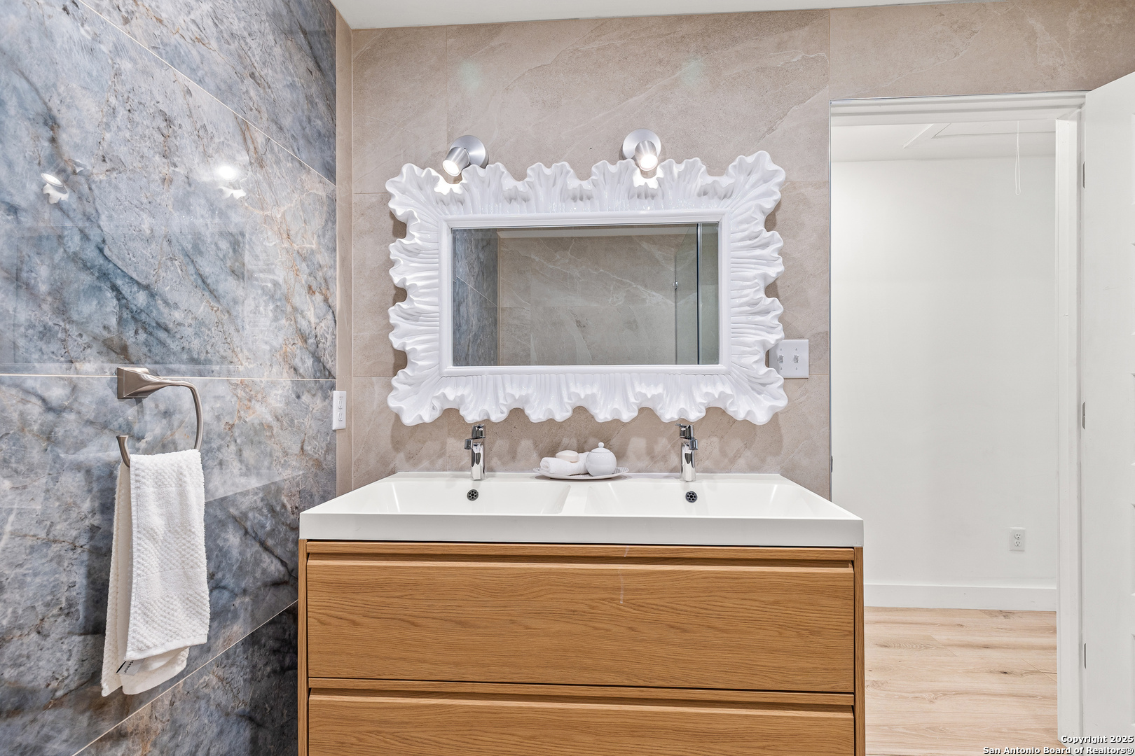 446 Spaceway Drive Windcrest, TX 78239 - Photo 24 of 28 a bathroom with a sink mirror and