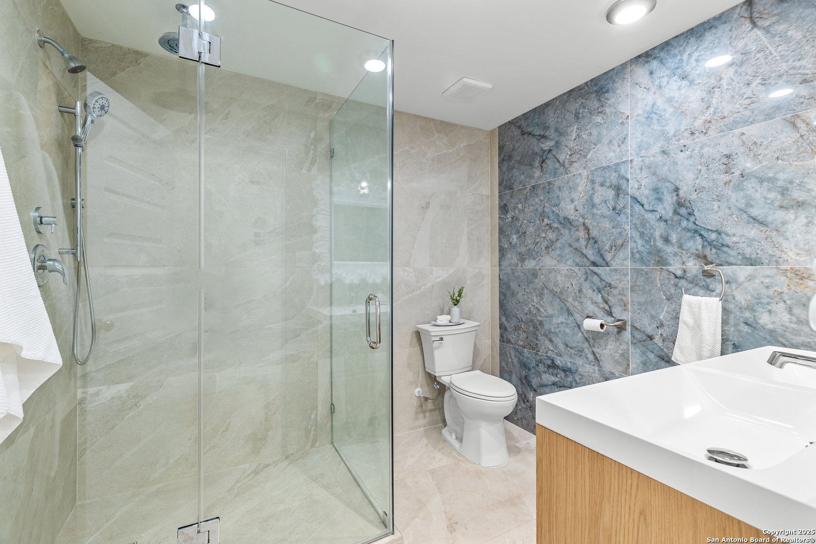 446 Spaceway Drive Windcrest, TX 78239 - Photo 25 of 28 a bathroom with a sink a toilet and shower