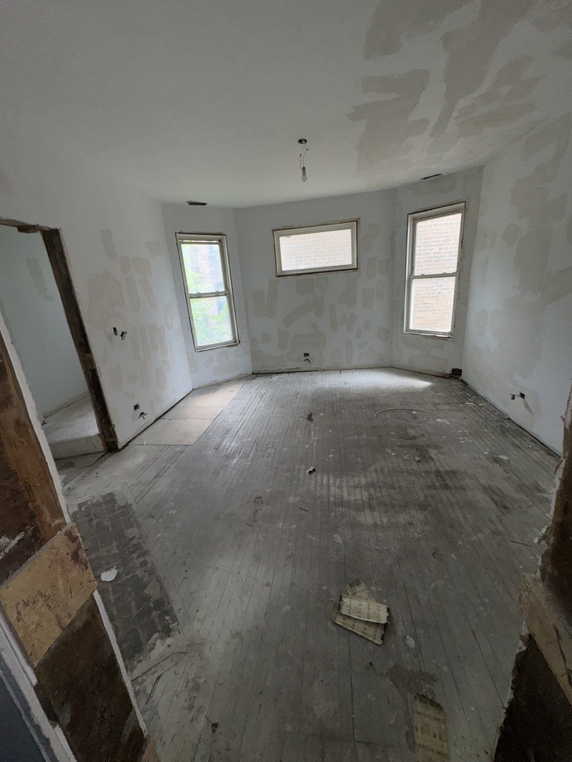 7051 South Princeton Avenue Chicago, IL 60621 - Photo 7 of 19 an empty room with windows