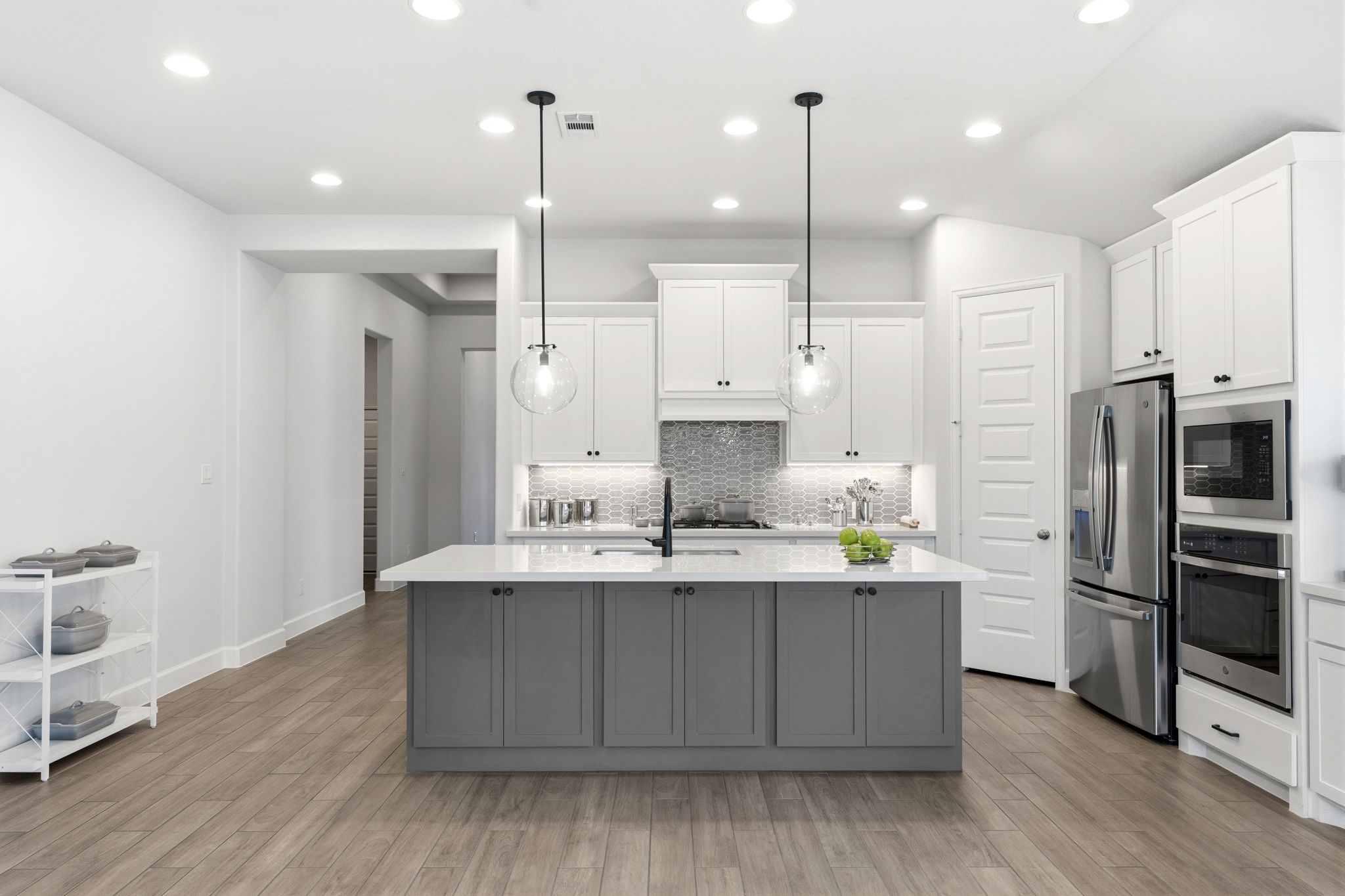 15618 Turtlehead Trail Conroe, TX 77302 - Photo 16 of 50 Entertaining is Easy with plenty of space around the Quartz Island!