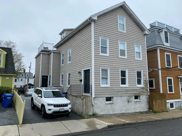 $3,250 | 19 Howard Street, Unit 2, Newport, RI 02840