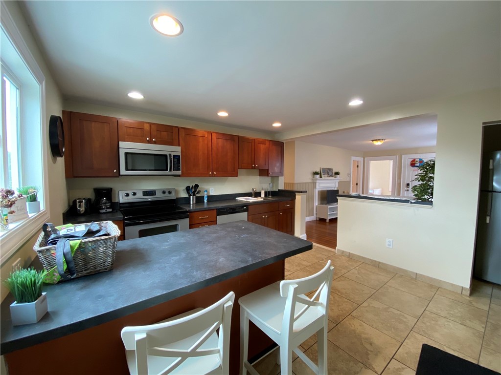 19 Howard Street, Unit 2 Newport, RI 02840 - Photo 3 of 9