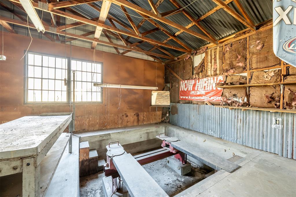 3710 County Road 334 Tyler, TX 75708 - Photo 27 of 29 a living room with a couch