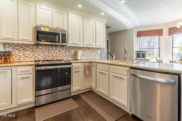 $595,000 | 20220 Colony Lane, Bristol, VA 24202