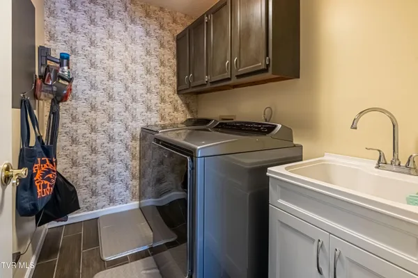 $595,000 | 20220 Colony Lane, Bristol, VA 24202