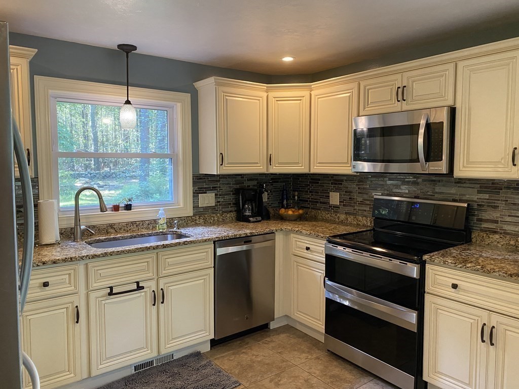 6 Taber Lane Rochester, MA 02770 - Photo 3 of 12 Gallery Image 3