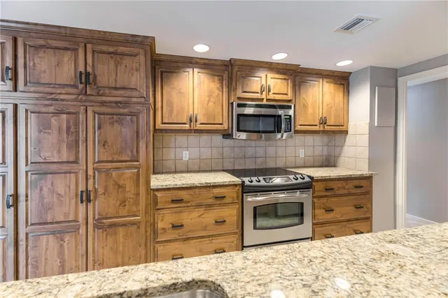 $625,000 | 4740 Roanoke Parkway, Unit 605, Kansas City, MO 64112