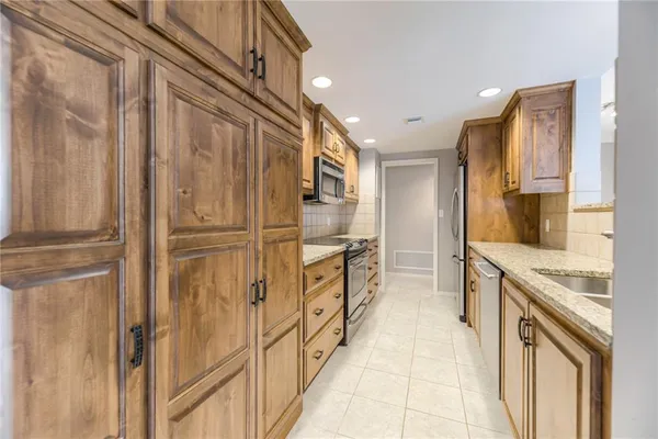 $625,000 | 4740 Roanoke Parkway, Unit 605, Kansas City, MO 64112