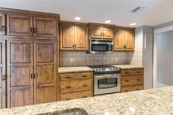 $625,000 | 4740 Roanoke Parkway, Unit 605, Kansas City, MO 64112