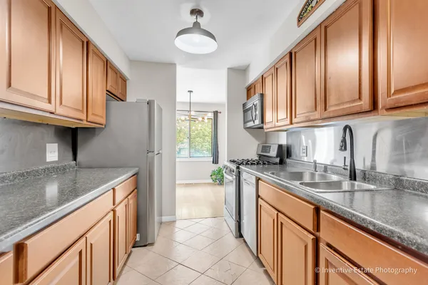 $2,100 | 2711 Hobson Road, Unit 5, Woodridge, IL 60517
