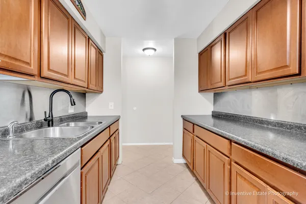 $2,100 | 2711 Hobson Road, Unit 5, Woodridge, IL 60517