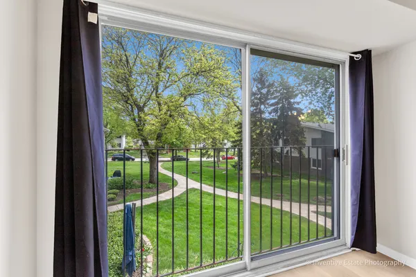 $2,100 | 2711 Hobson Road, Unit 5, Woodridge, IL 60517