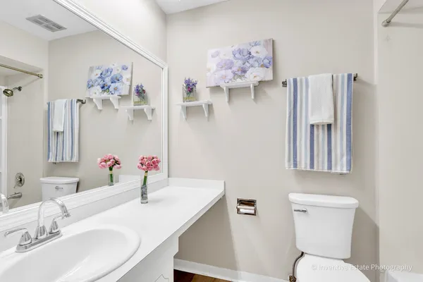 $2,100 | 2711 Hobson Road, Unit 5, Woodridge, IL 60517