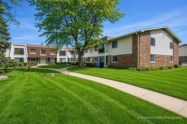 $2,100 | 2711 Hobson Road, Unit 5, Woodridge, IL 60517