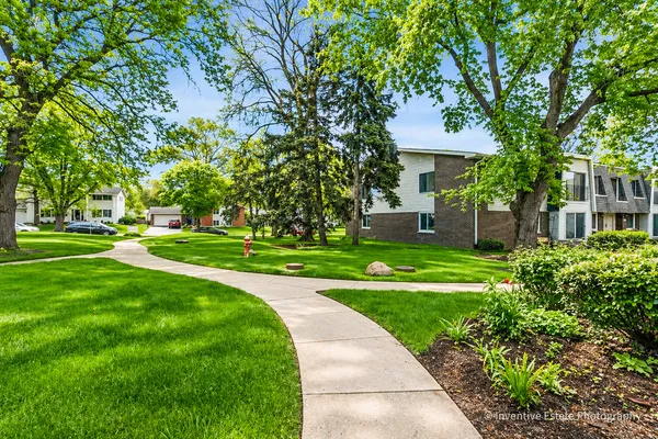 $2,100 | 2711 Hobson Road, Unit 5, Woodridge, IL 60517