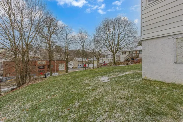 a view of a yard with a house