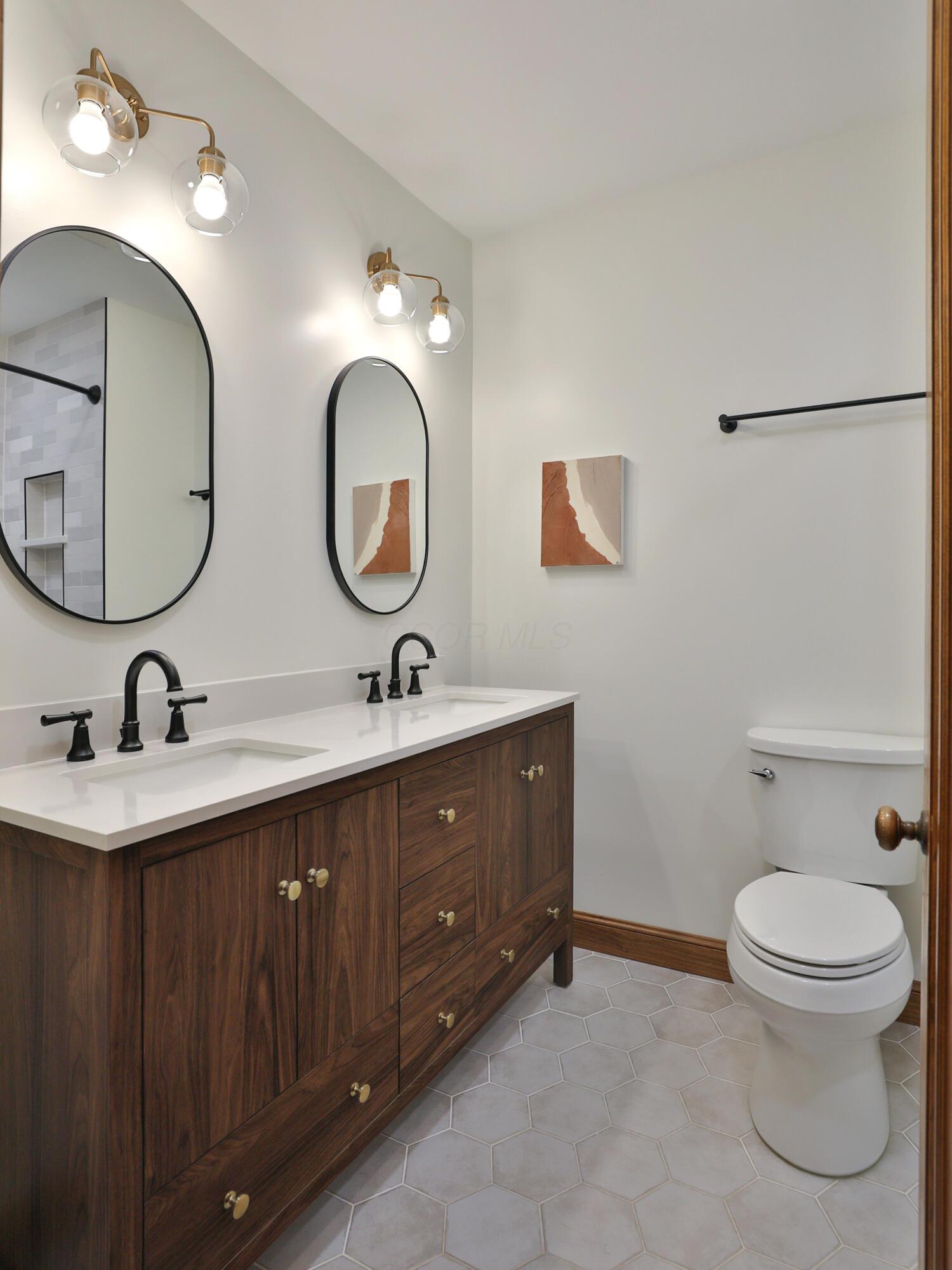 125 Sheffield Road Columbus, OH 43214 - Photo 19 of 60 Full hall bath
